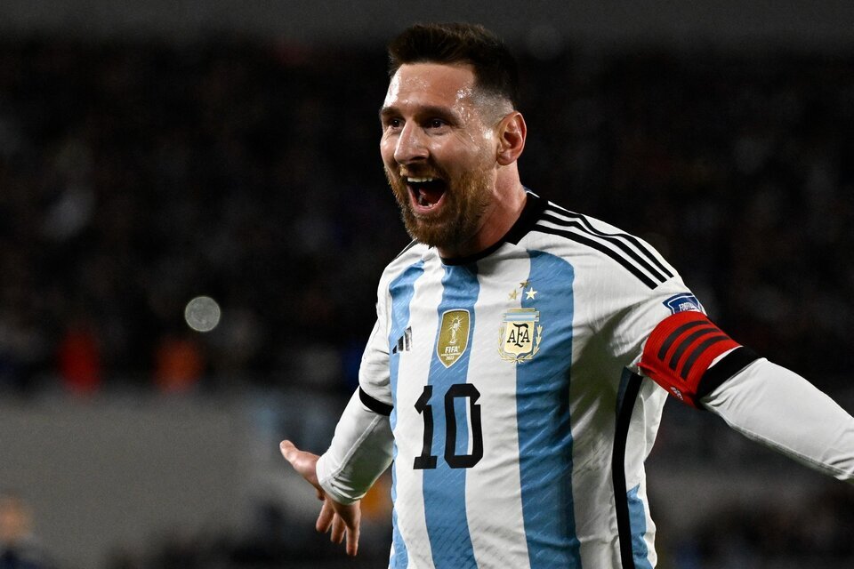 Messi festeja su gol de tiro libre vs Ecuador.  (Fuente: AFP)