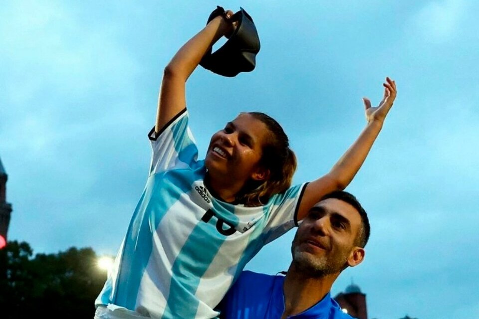 Yohana Aguilar junto a Gonzalo Abbas, entrenador de Las Murciélagas, durante los festejos. 