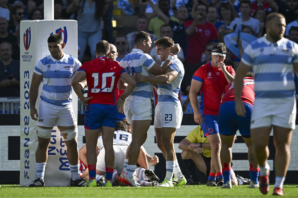 Los jugadores argentinos festejan uno de sus tries ante Chile.  (Fuente: AFP)