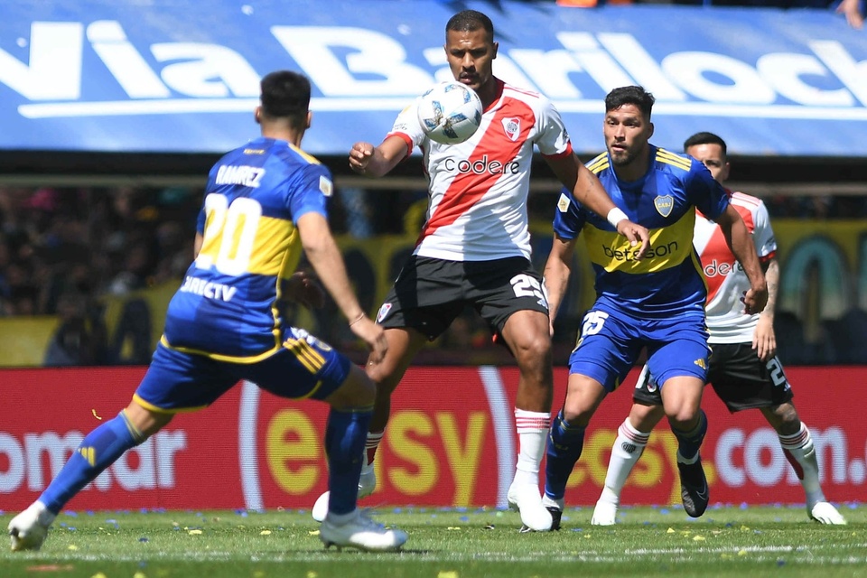 El Boca de Jorge Almirón recibe este domingo desde las 14 al River de Martín Demichelis en La Bombonera.
