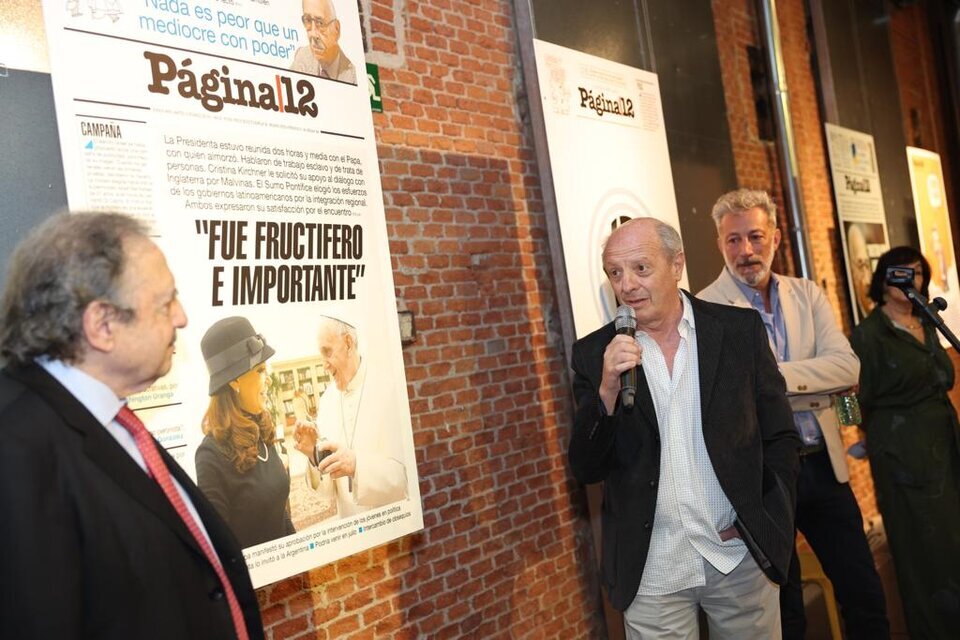 El director general de Página/12, Hugo Soriani, con el embajador argentino en España, Ricardo Alfonsín, durante la muestra en Madrid.