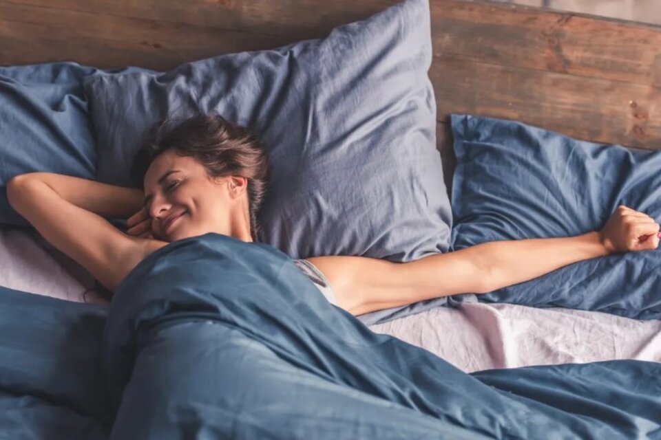 Diversos factores pueden interferir en la calidad del sueño, y uno de ellos es la postura al dormir. (Foto: Istock)