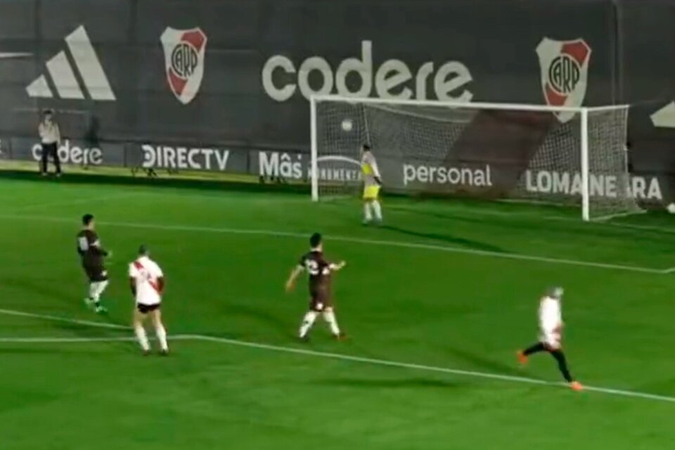 La pelota ya tiene destino de gol y el Burro prepara el festejo (Fuente: Captura de vídeo )