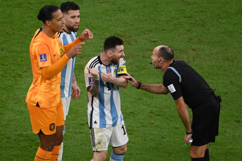 Messi reclama y Mateu Lahoz trata de calmarlo, ante la mirada de Virgil van Dijk y Nicolás Otamendi (Fuente: AFP)