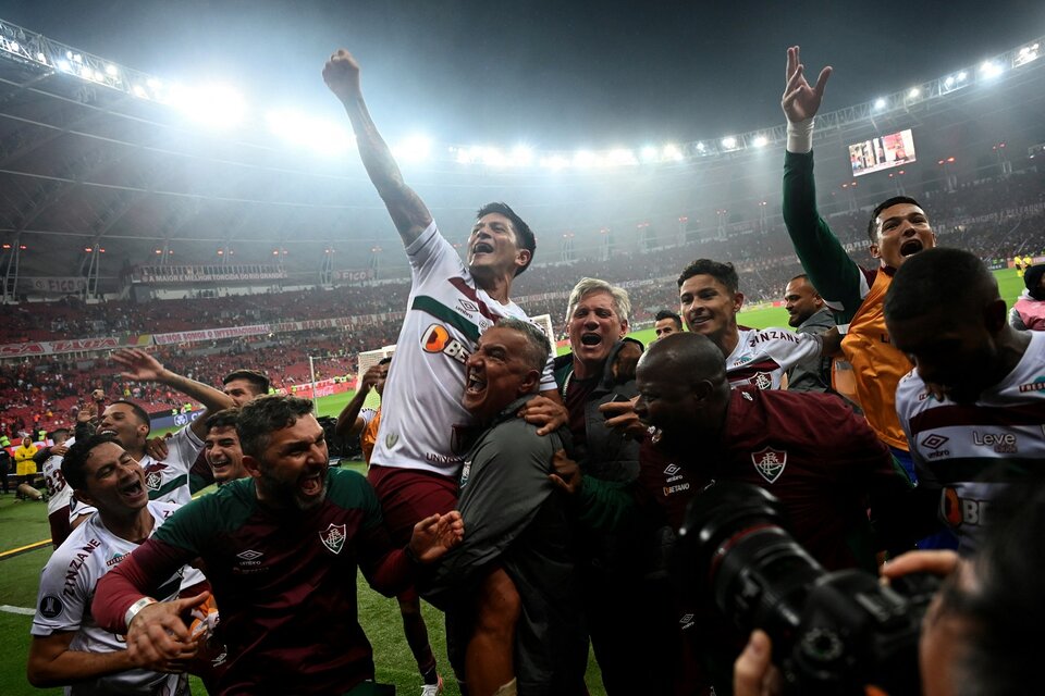 Puño en alto para Germán Cano, héroe e ídolo del Fluminense (Fuente: AFP)