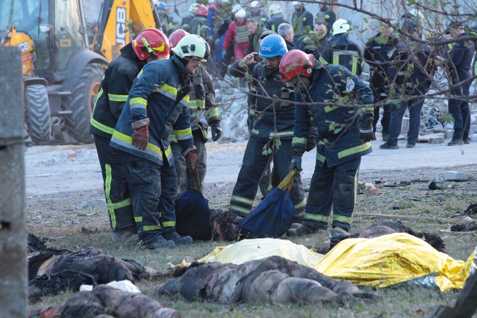 Rescatistas trabajan cerca delos cadáveres en Járkov. (Fuente: EFE)