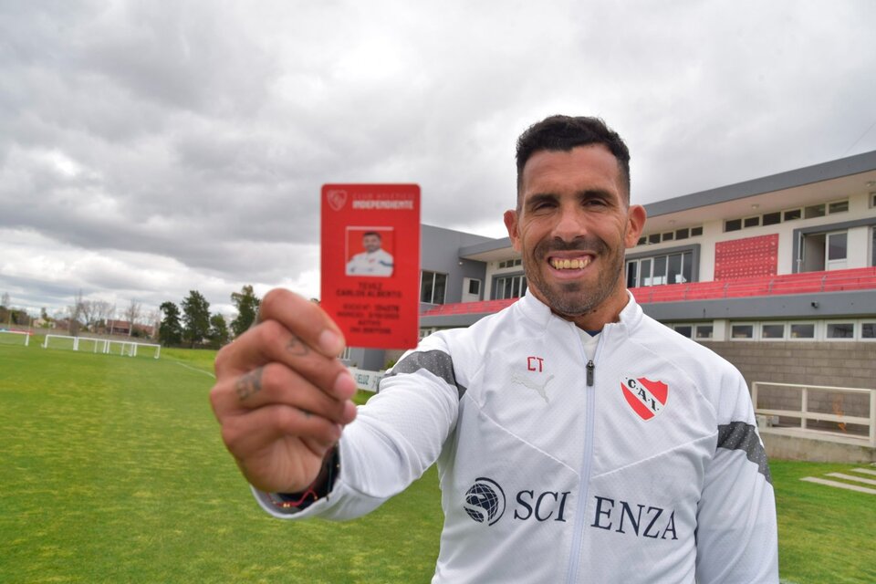 Tevez muestra su carnet de socio del club (Fuente: Prensa Independiente)