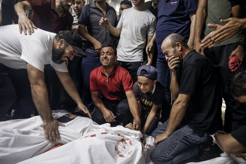 Familiares de milicianos de Hamas lloran a sus muertos tras el ataque  en Israel, en  Gaza.  (Fuente: AFP)