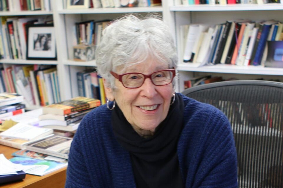 La historiadora estadounidense Joan Scott expondrá sobre “La fantasía de la historia feminista: diálogos con las artes y la sociología”.