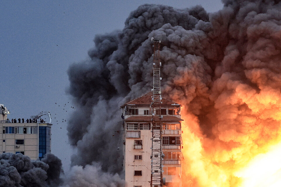Atrapados en una terraza entre el humo y el fuego en Gaza. (Fuente: AFP)