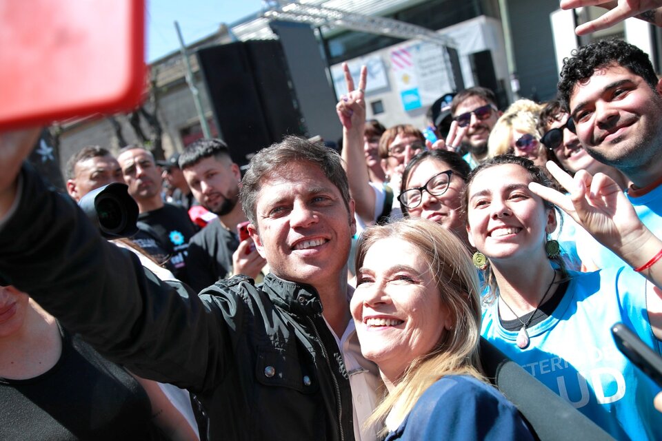 El gobernador Axel Kicillof junto a su vice Verónica Magario.