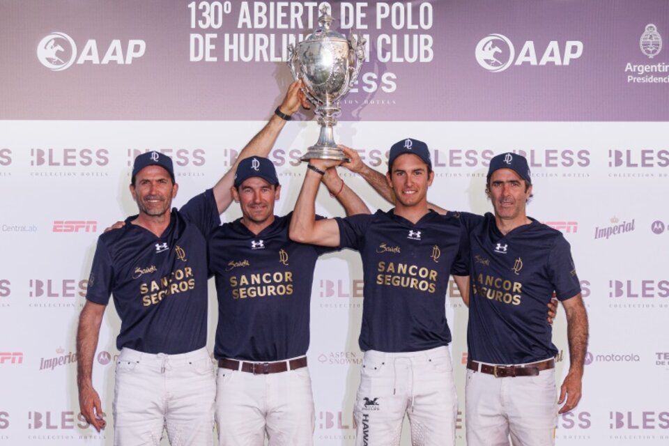 El cuarteto de La Dolfina con la Copa en lo más alto (Fuente: Matías Callejo / Prensa AAP)
