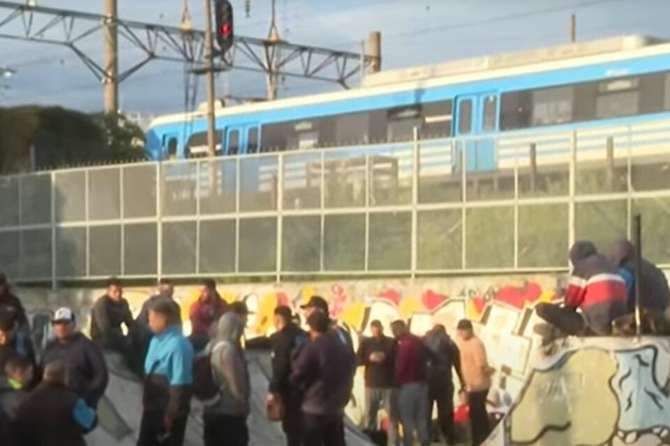 Paro de trabajadores tercerizados en el Tren Roca: demoras y cancelaciones. (Foto: captura de TV)
