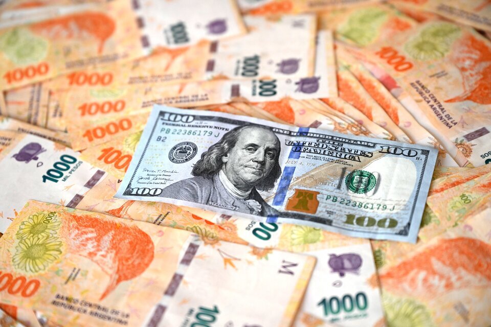 Tras los dichos de Milei, el dólar blue se disparó por encima de los 1000 pesos (Fuente: Dafne Gentinetta)