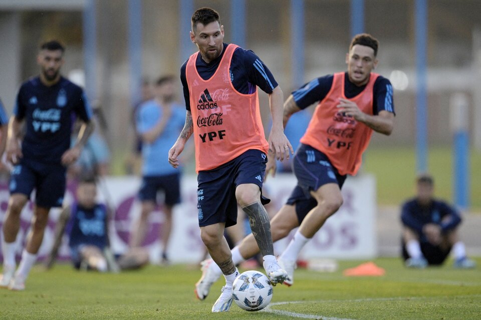 Messi controla la pelota durante el entrenamiento (Fuente: AFP)