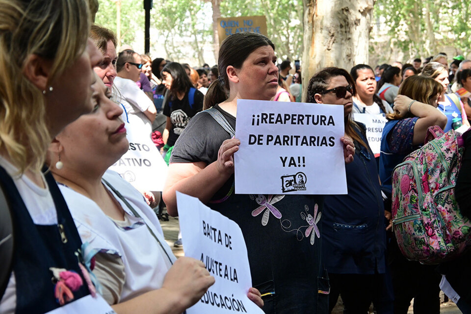 En la plaza San Martín se convocaron docentes que habían sido desobligadas. (Fuente: Sebastián Granata)