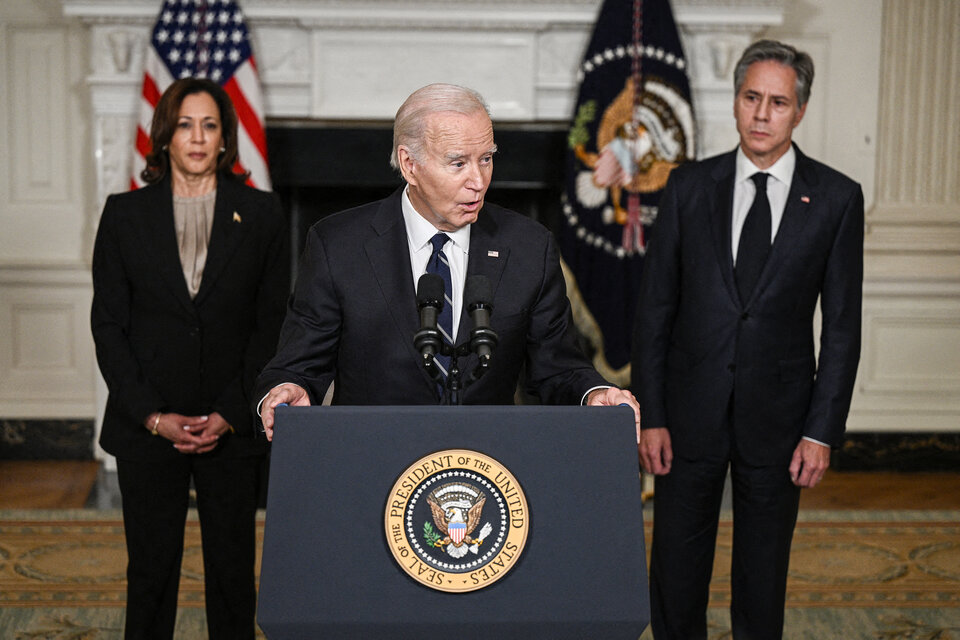 Flanqueado por su vice Harris y su canciller Blinken, Biden habla desde la Casa Blanca.  (Fuente: AFP)
