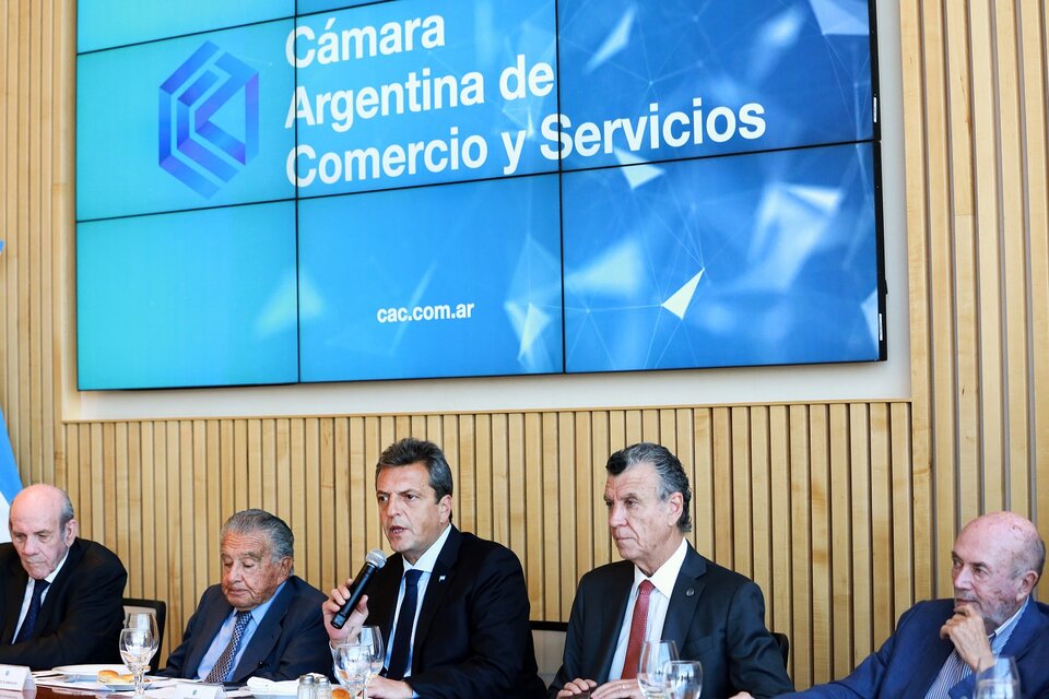 Sergio Massa con los integrantes de la Cámara Argentina de Comercio y Servicio. (Fuente: Télam)