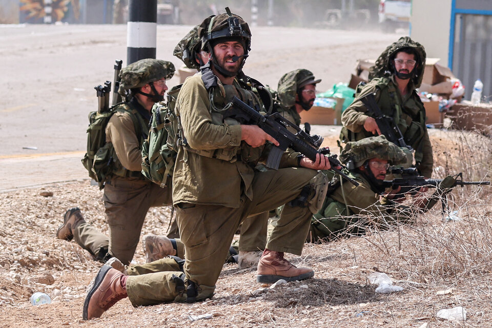 Soldados israelíes ocupan posiciones en la frontera con la Franja de Gaza. (Fuente: AFP)