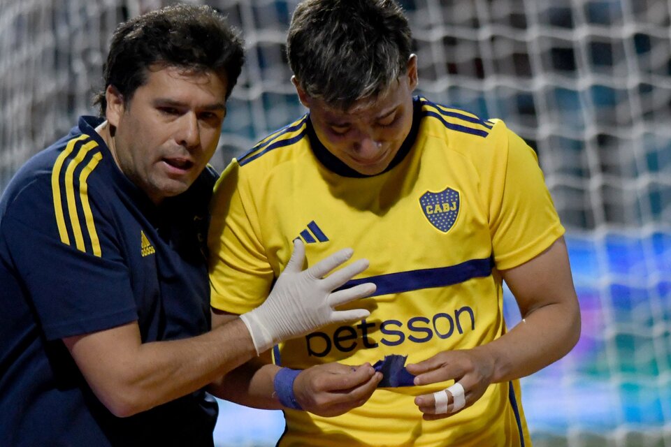 El desconsolado llanto del "Changuito" Zeballos, que se retiró lesionado en la derrota de Boca ante Belgrano (Fuente: Fotobaires)