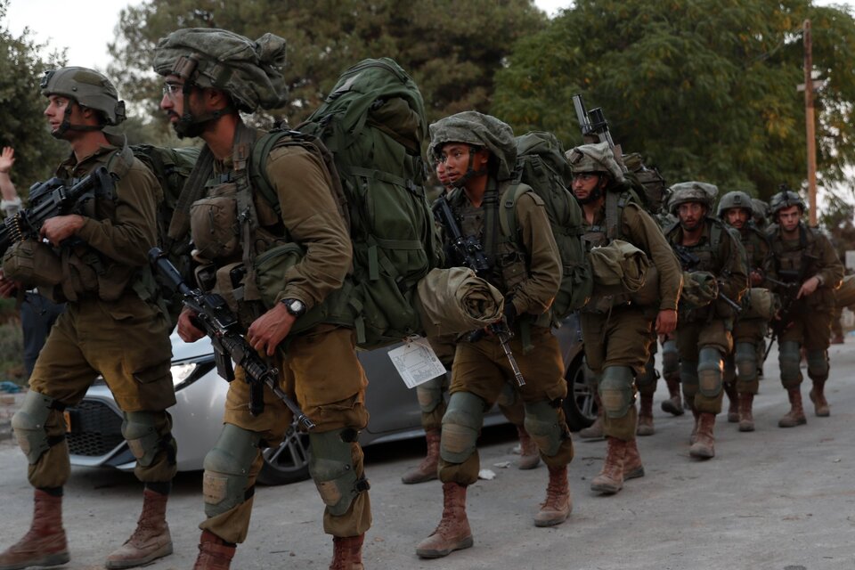 Soldados israelíes patrullan cerca de la frontera con Gaza. (Fuente: EFE)