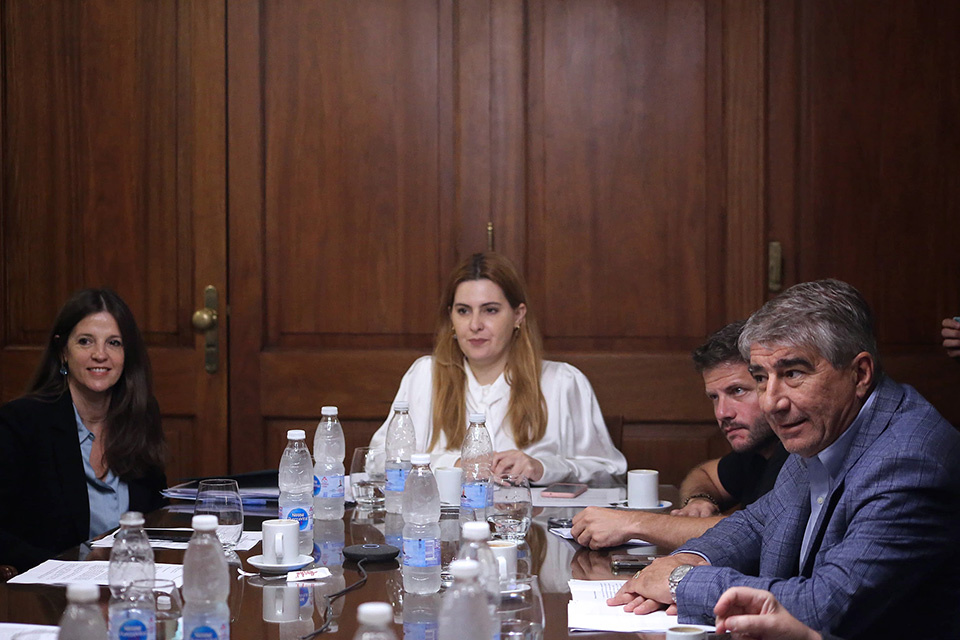 Iribarren, ayer con los miembros de la comisión legislativa.