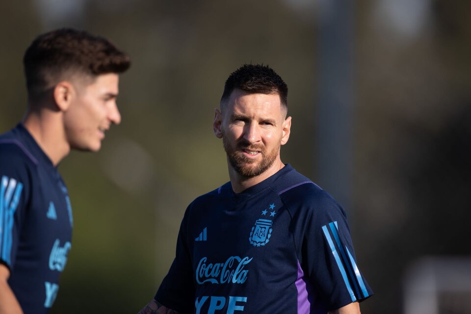 Con Messi, la selecció campeona del mundo enfrentará a Paraguay. (Fuente: NA)