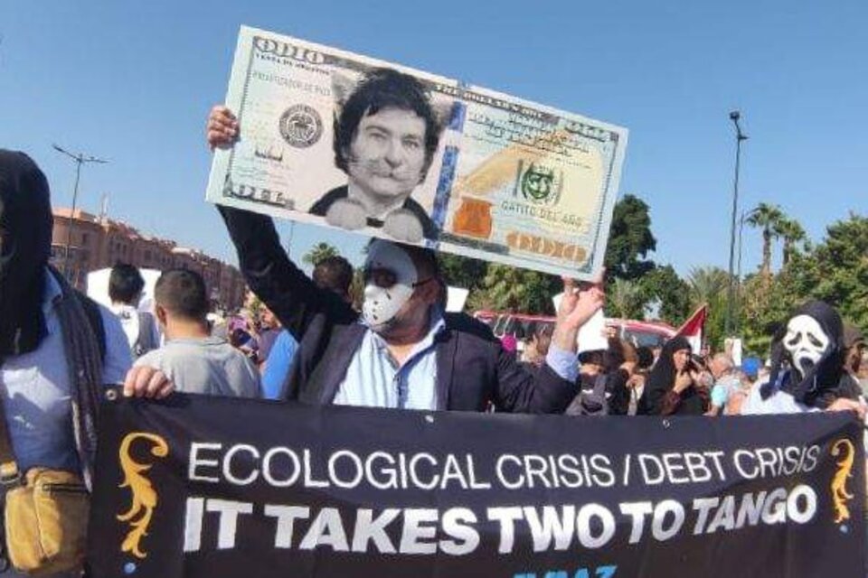 Protesta de ambientalistas contra Javier Milei en la reunión del FMI en Marruecos