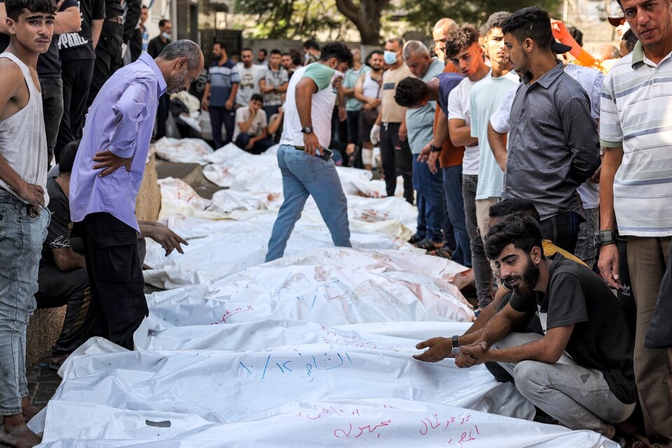 Los cadáveres se apilan en la morgue de Ciudad de Gaza. (Fuente: AFP)