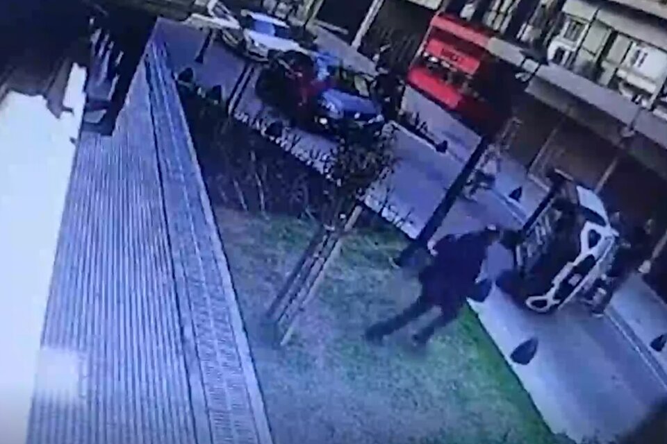 Vecinos auxiliaron a la conductora que volcó con su vehículo (Captura de video).
