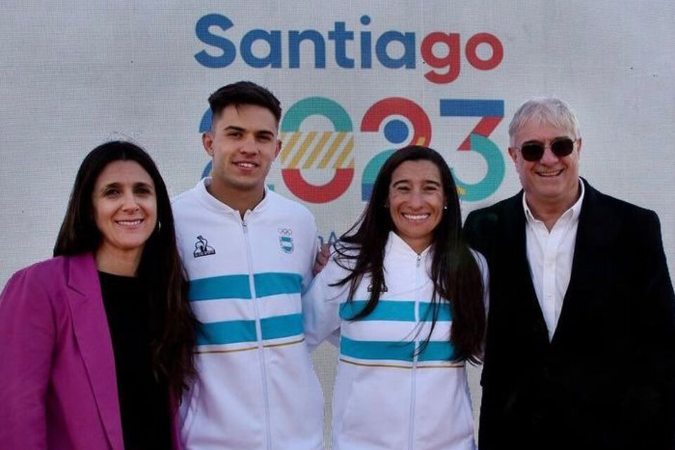 La Secretaria de Deportes, Inés Arrondo, junto a los abanderados Marcos Moneta y Sabrina Ameghino. A la derecha, Mario Moccia, del COA (Fuente: Prensa COA)