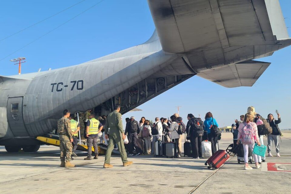 El avión Hércules C130 aterrizó este jueves en Roma, con 49 argentinos evacuados de Israel. Imagen: Cancillería