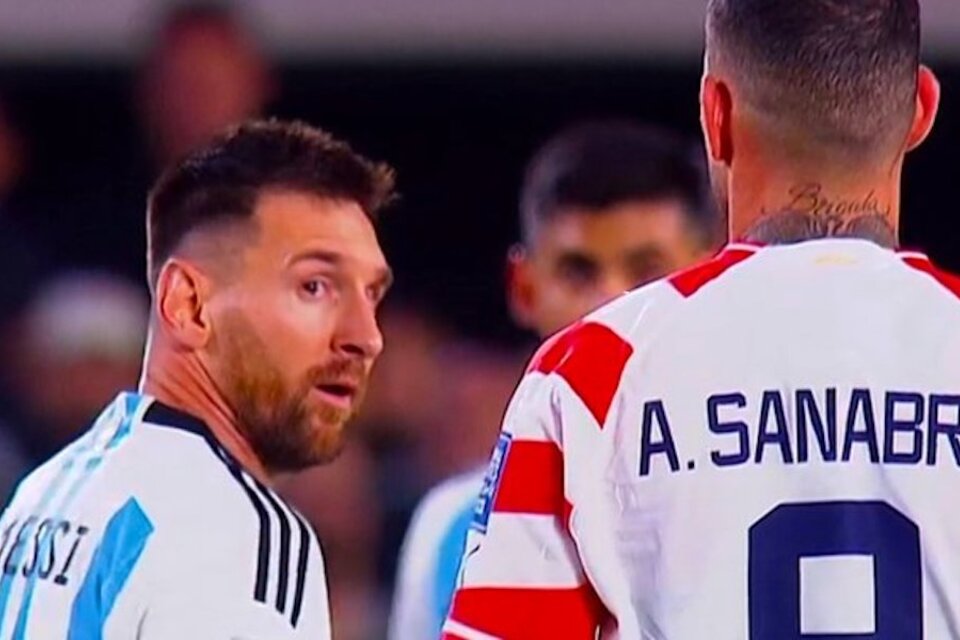 El cruce entre Messi y Sanabria. Imagen: captura de video