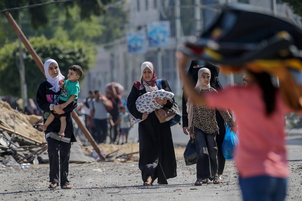  Mujeres y niños de la ciudad de Gaza comienzan a evacuar tras el aviso de Israel de una invasión terrestre en el norte de Gaza.  (Fuente: Télam)