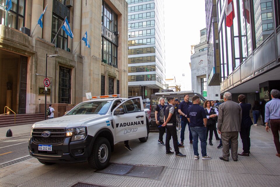 Operativo de Aduana y la Policía Federal en plena city porteña, San Martín al 100 (Fuente: Bernardino Avila)