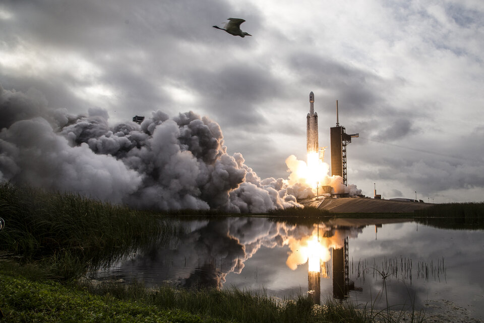 El cohete Falcon Heavy con la nave espacial Psyche a bordo despega del Complejo de Lanzamiento 39A, en el Centro Espacial Kennedy de la NASA en Florida.  (Fuente: NASA)