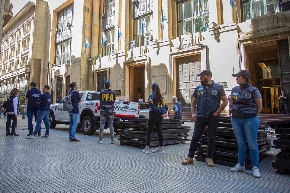 Allanamientos de "cuevas" en la City. (Fuente: Bernardino Avila)