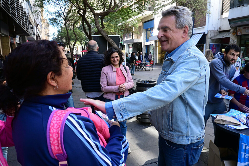 Agustín Rossi, candidato a vicepresidente, de campaña ayer en la peatonal rosarina. (Fuente: Sebastián Granata)