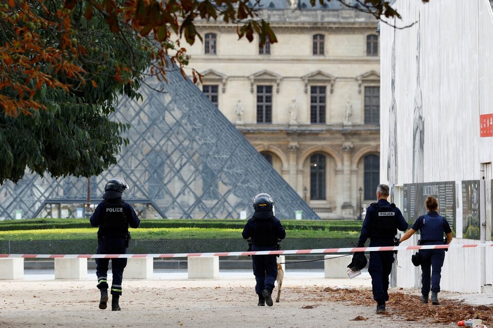Agentes de policía franceses patrullan frente al museo del Louvre, cerrado por razones de seguridad. (Fuente: NA)