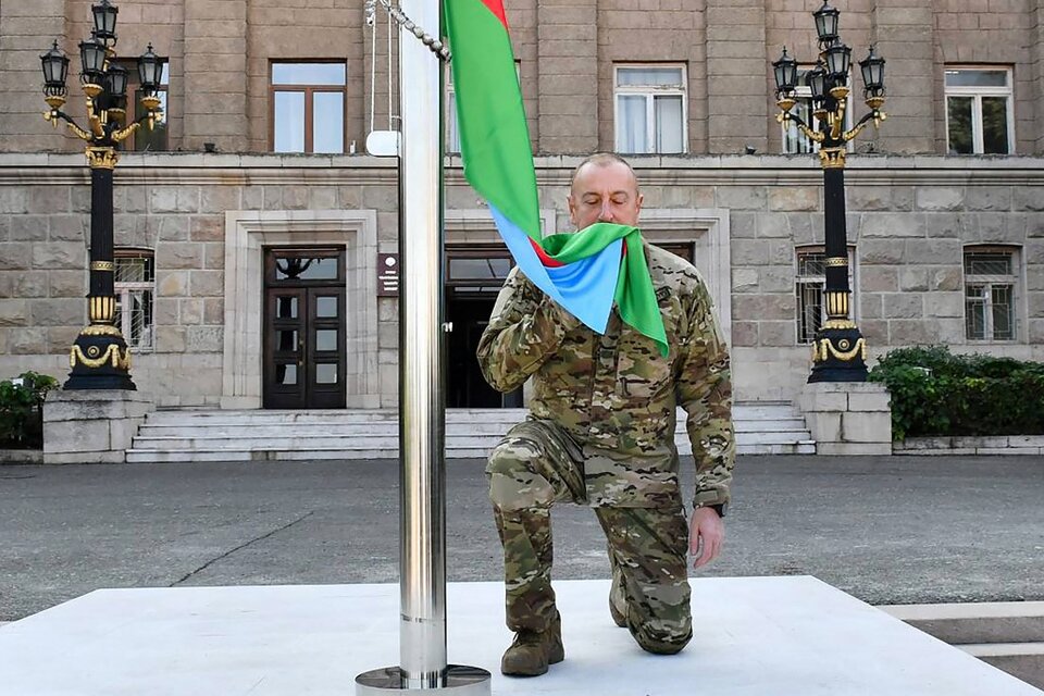 "Es una gran felicidad y un evento histórico, hemos recuperado nuestra tierra", dijo Aliev, después de izar la bandera. (Foto: AFP/Presidencia Azerbaiyán)