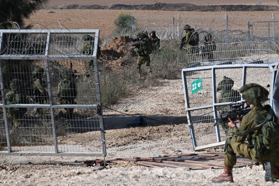 Soldados israelíes listos para entrar a Gaza. (Fuente: AFP)