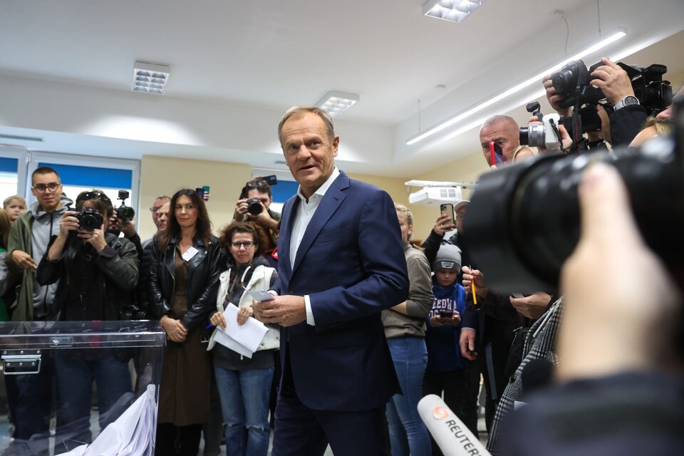 Donald Tusk, líder de Plataforma Cívica, vota en Varsovia. (Fuente: EFE)