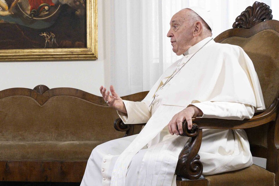 El Papa Francisco durante la entrevista con Bernarda Llorente. (Fuente: Télam)