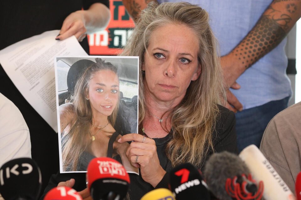 El desesperado pedido de la madre de una rehén Hamas: "Traigan de vuelta a mi nena, solo fue a una fiesta". (Fuente: EFE)