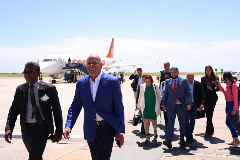 El presidente de la Asamblea Nacional de Venezuela, Jorge Rodríguez, durante su llegada a Barbados junto a una delegación del Gobierno. (Fuente: EFE)