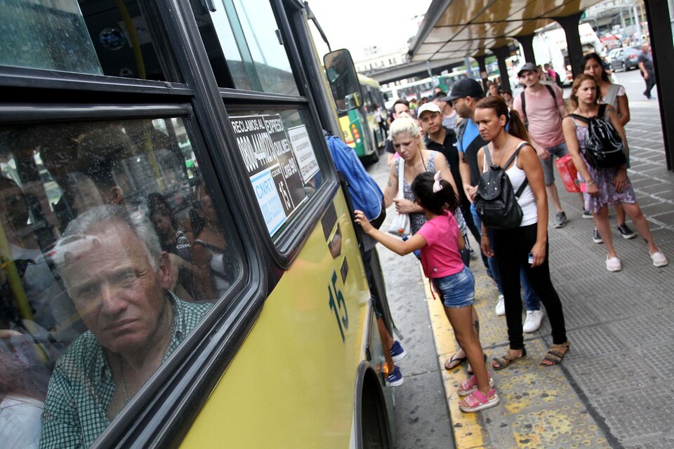 Sin subsidio el pasaje urbano de colectivos ascenderá a 700 pesos y el de tren a 1100 pesos. (Fuente: Leandro Teysseire)