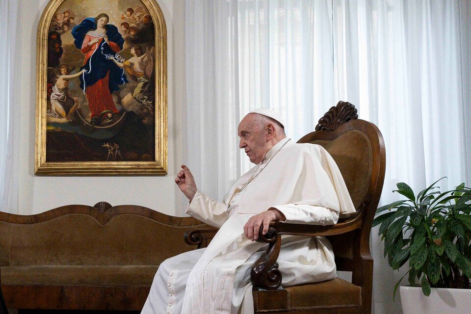 "Dicen que el Papa es comunista. No es así. El Papa agarra el Evangelio y dice lo que dice el Evangelio", respondió Francisco. (Fuente: Télam)