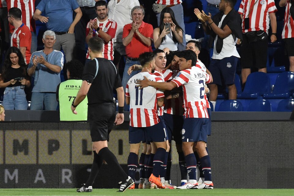 Todo Paraguay abraza a Sanabria, autor del gol de la victoria ante Bolivia (Fuente: AFP)