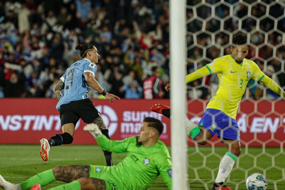 Núñez festeja su gol de cabeza para la apertura del marcador. (Fuente: EFE)