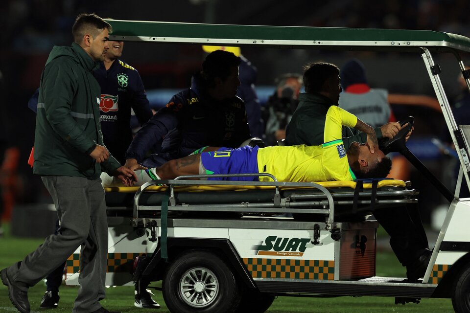 Gritos de dolor de Neymar al salir en camilla de la cancha (Fuente: AFP)